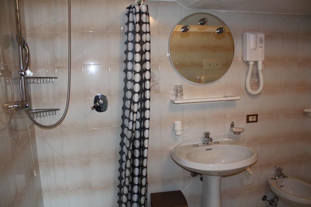 Garni Hotel Tignale Eksteriør bilde